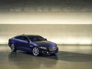 تتمتع جاكوار XJ 2016 بنظام المساعدة الكهربائية لعجلة القيادة الذي يوفر استجابة أفضل ويخفّض من استهلاك الوقود