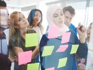 يجب وضع سياسات لتقييم الموظفين ومكافأتهم كي يتمكن المدراء من متابعة أداء الموظفين ومكافأة الأداء المتميز بشكل منتظم