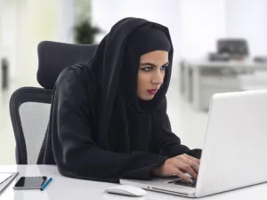 النساء الإماراتيات يعتبرن القطاعات المصرفية والمالية الصناعتان المفضلتان للعمل