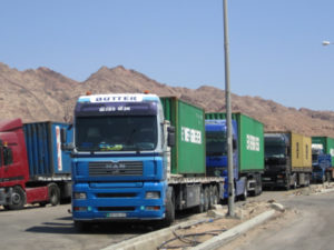 50 شاحنة أردنية كانت تذهب يومياً إلى قطر من خلال الأراضي السعودية