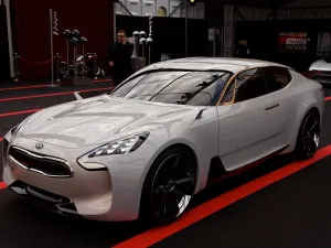 سيارة كيا جي تي الاختبارية مزودة بمحرك V6 مع شاحن توربيني مزدوج يولد قوة 395 حصان