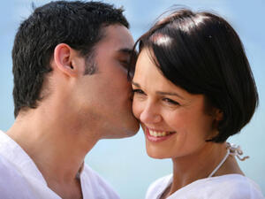 القبلة لا تقل أهمية في العلاقة الزوجية عن أي شيء آخر فهي تعطي شعوراً بالحب القبلة لا تقل أهمية في العلاقة الزوجية عن أي شيء آخر فهي تعطي شعوراً بالحب