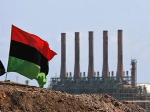 تستورد ليبيا معظم منتجات الوقود التي تستهلكها ولا سيما في الشرق ويقود ذلك لنقص في الإمدادات إذا ما ساءت الأحوال الجوية أو أغلقت موانئ النفط بسبب المعارك أو الاحتجاجات