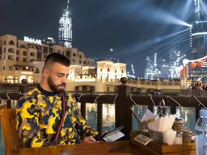 رجل أعمال يعرض وظيفة الأحلام في دبي