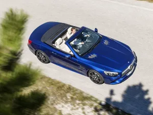 تأتي مرسيدس SL AMG 63 الجديدة أيضاً بالعديد من قطع المصنوعة من الكاربون فايبر التي تختلف عن الفئة الأساسية، فهي تزين السيارة من الخارج والداخل