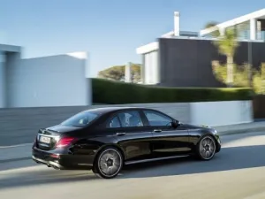 ستتوفر مرسيدس AMG E43 4Matic للبيع في الأسواق خلال شهر يونيو القادم، أما بالنسبة لسيارة E63 AMGالجديدة يبدو ان علينا الإنتظار حتى نهاية العام الجاري حتى نشاهدها إن شاء الله