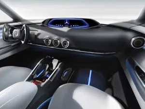 سيارة AMG GT R ستسوحي تصميمها من سيارة مرسيدس AMG GT GT3 المخصصة للسباقات، وستتميز بواجهة أمامية جديدة مع شبك معدل، وستحصل السيارة على حواف جانبية أكثر رياضية