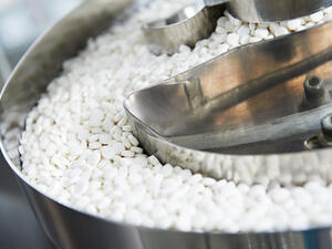 الشركة أكدت الالتزام المشترك لتطوير الرعاية الصحية في المملكة وعزمها على فتح مصنع لها في مدينة الملك عبدالله الاقتصادية في عام 2017م ليقوم بتصنيع 16 نوعاً من الأدوية الرائدة