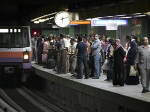 رفعت مصر في مارس/آذار الماضي أسعار تذاكر مترو الأنفاق بنسبة 100% لتصل إلى جنيهين للتذكرة