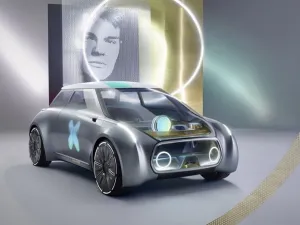 وصولاً إلى داخلية سيارة ميني Vision Next 100 نلاحظ وجود مقود قابل لتغير موضوعة عند ركوب السائق لتمكنه من القيادة في حالة رغبته بإيقاف أنظمة القيادة الذاتية