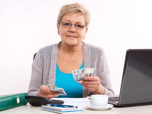 يشير الخبراء الماليون إلى أن عملية سداد الدين بحد ذاتها إنجاز، وبعد سداد هذه الديون، استمر بوضع نفس المال جانباً كل شهر، لكن من أجل الاستثمار لا سداد الأقساط، وبذلك توفّر من الفوائد التي كنت تدفعها كل شه