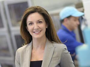 تتطلع كول الآن، بعد ترؤسها عددا من الشركات الضخمة والناجحة، إلى مساعدة الأمريكيين الآخرين لتحقيق ما تمكنت هي من بلوغه