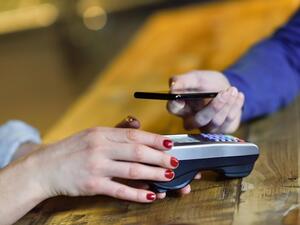 يحل الذكاء الصناعي محل الإنسان في المصارف والمؤسسات المالية حول العالم، بينما ستتولى نظم الذكاء الصناعي أداء مهمات بسيطة ومتكررة