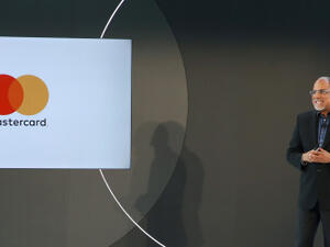 بدلاً من الدوائر المتشابكة من المنتصف في الشعار القديم، أصبحت الدائرتان متداخلتين بشكلٍ متمازج مثل الرسم التخطيطي، كما جرى إزالة الكتابة البيضاء لكلمة ماستر كارد وكتابتها بحروف صغيرة أسفل الدوائر