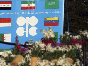 المملكة العربية السعودية - أكبر منتج و مصدر للبترول في العالم - أبلغت " أوبك " تراجع معدلات إنتاجها إلى 9ر69 مليون برميل يوميا خلال شهر أكتوبر الماضي مقارنة مع 9ر704 مليون برميل يوميا خلال شهر سبتمبر الماضي