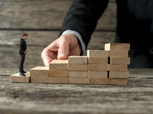 الرؤساء التنفيذيين الناجحين يمتلكون القدرة على تحقيق التوازن بين مهارتي الاستراتيجية والتنفيذ