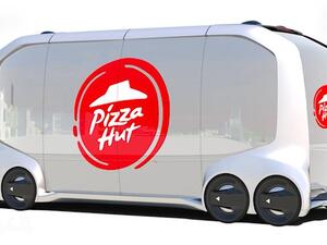 تعاونت سلسلة مطاعم “بيتزا هت” مع شركة “تويوتا” للحصول على شاحنة “e-Palette Vehicle Concept”، التي تتميز باستخداماتها المتعددة وبتكنولوجيا القيادة الذاتية، النموذج أيضاً أثار اهتمام “أوبر” و”أمازون”