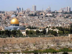 فلسطين تقع في المرتبة 12 عالميا من حيث إنتاج الحجر، حيث تنتج 22 مليون متر مربع من منتجات الحجارة سنويا وإنتاجية العامل في هذا القطاع تبلغ 5 أضعاف القطاعات الأخرى