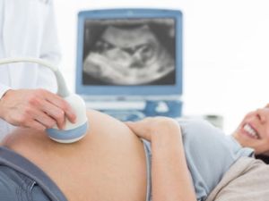 حركات يد الأم على بطنها أثناء حملها تساعد في تهدئة الطفل
