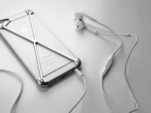قد تكون هذه الحافظة غير عملية بالنسبة للكثيرين، ولكنها مجنونة بما يكفي لتحظى بإعجاب البعض فهي تبدو لامعة و كبيرة كما أنها متينة