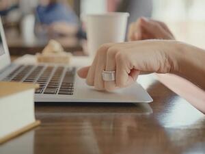 يدعم الخاتم الذكي، الذي أطلقت عليه الشركة اسم Token Ring، تقنية اتصال المدى القريب NFC، وتقنية البلوتوث، فضلًا عن كونه يضم حساسًا لبصمات الأصابع