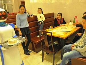 مطعم في شنغهاي يستخدم الروبوتات لخدمة الزبائن