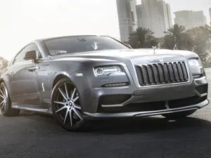 وصلت التعديلات إلى محرك رولز رويس رايث V12 سعة 6.6 لتر مع شاحن توربيني مزدوج ليولد قوة 690 حصان (700 حصان أوروبي PS) بدلاً من 624 حصان المتوفرة في الطراز الأساسي، مما يجعل هذه السيارة من أقوى سيارات رايث