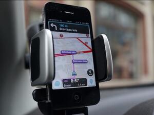 تطبيق Waze هذا التطبيق المجاني، يتيح لك معلومات الطريق، ويساعدك على الوصول إلى المكان المحدد الذي تريده كما يخبرك عن أماكن الازدحام