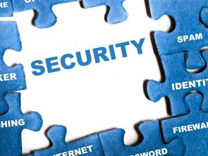 يستخدم المُهاجمون قنوات مُشفرة للتواصل مع الضحايا مثل خدمات الشبكات الافتراضية الخاصة VPN وTOR، وتتطلب هذه البرمجية الكثير من الجهد من قبل المُهاجمين من أجل تحديد الضحايا المناسبين