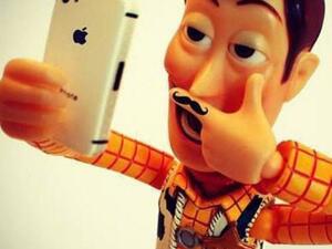 يقدّم التطبيق الجديد إمكانية تسجيل الدخول إليه بالاعتماد على فيس بوك أو تويتر أو البريد الإلكتروني، ليتمكن المستخدم بعد ذلك من اختيار المقطع الصوتي الذي يريده من ضمن مجموعة من القاطع المقسّمة إلى عدّة أقسام متنوعة الاهتمامات