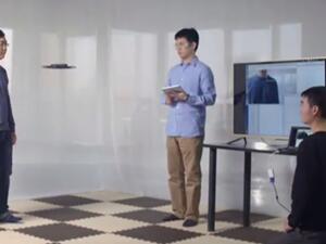تحلق الطائرة تلقائياً وتتبع المستخدم أينما ذهب بفضل تقنية الذكاء الصناعي