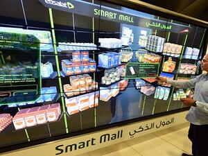 يعد (المول الذكي) الذي تنفذه الهيئة بالتعاون مع مؤسسة الإمارات للاتصالات “اتصالات”، أحد المبادرات الإبداعية، التي تقدم حلولا ذكية، لمستخدمي المترو في التسوق الافتراضي