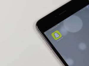 تعتبر سناب شات أن الهواتف الذكية ليست في مهمة لمنافسة أجهزة التلفاز التقليدية، بل مُكمّلة لها.