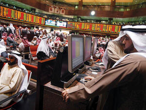 هبط المؤشر العام لسوق أبوظبي 0.4 بالمئة مع انخفاض سهم بنك أبوظبي الأول 0.9 بالمئة مسجلا خسائر لثلاث جلسات متتالية