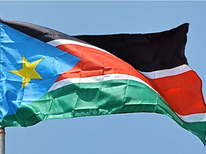 تشهد قيمة جنيه جنوب السودان تراجعاً مطرداً في السوق غير الرسمية حتى مع تثبيت البنك المركزي سعره عند 2.95 جنيه للدولار الأمريكي