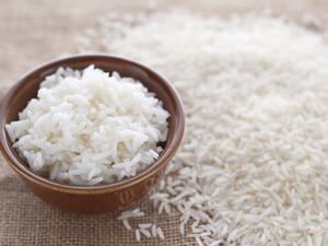 تغلق المناقصة في الحادي عشر من يونيو حزيران ويشترط سريان العروض حتى 15 يونيو حزيران