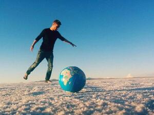 شاب تمكن من السفر حول العالم وجمع مبلغ يزيد عن 1.5 مليون دولار