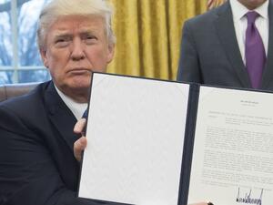 وقّع الرئيس الأمريكي ترامب حظراً على دخول كل المواطنين من عدد من الدول العربية التي تشمل السودان، سوريا، العراق، ليبيا، الصومال، اليمن بالإضافة إلى إيران لمدة 90 يوما
