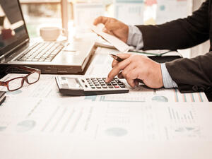  السبب الأكثر شيوعًا حول العالم لتجميد حساب مصرفي هو شعور البنك أن هناك معاملات مشبوهة في الحساب وقد ينطوي على معاملات تجارية غير مشروعة