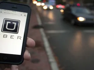 تخطط الشركة التي تعتمد الهواتف الذكية في تحديد موقع الشخص وربطه مع أقرب سائق متاح، لإدخال ميزة المرافقين في الإمارات، التي يمكن من خلالها تبادل الركاب، وتقسيم التكلفة مع شخص آخر يريد التوجه إلى الطريق المماثل