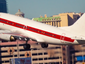 تمتاز طائرات “جانيت إيرلاينز” وهي من طراز “بوينغ 737” بخط أحمر في الخارج على طول النوافذ ولا تحمل اسم أي شركة