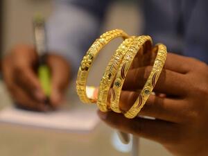 Gold suffered a weekly loss for the first time in five weeks. (Noah Seelam/ AFP)