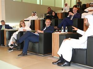 أفراد من قيادات مؤسسة قطر خلال لقائهم مع وفد صحفي من فرنسا وبلجيك