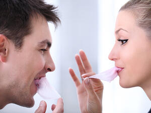 الإقدام على مضغ العلكة دون البلع يؤدي إلى إنتفاخ في البطن