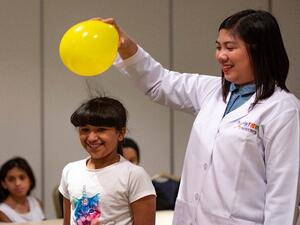 الأطفال المشاركين يتعلمون عن الدوائر الكهربائية.