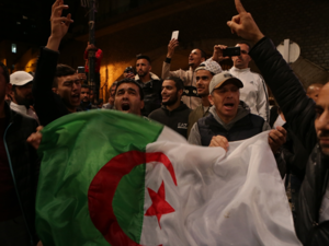 مشاهد احتفالية للجزائريين برحيل بوتفليقة
