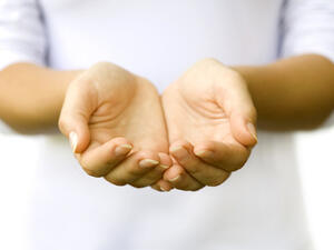 تُعتبر اليدين أحد الأجزاء المُهمة التي تعكس جمال المرأة