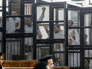 الثلاثاء الماضي أعلنت القاهرة توقيف 54 شخصا بينهم منتمون لجماعة الإخوان المسلمين 