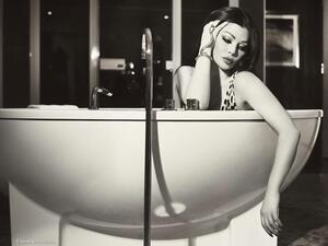 Haifa took time out from filming to attend the exhibition. (Facebook)