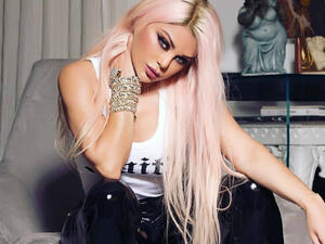 Haifa Wehbe shocked fans when she suddenly dyed her hair pink (Source: haifawehbe - Instagram)